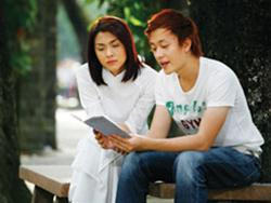 Tăng Thanh Hà (trái - vai Trúc) và Lương Mạnh Hải (Nam) trong Bỗng dưng muốn khóc - Ảnh: TN