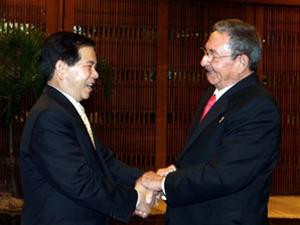 Chủ tịch Chủ tịch Cộng hòa Cuba Raul Castro Ruz đón Chủ tịch nước Nguyễn Minh Triết. (Ảnh: Nguyễn Khang/TTXVN)
