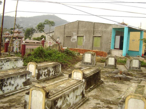Nhà dân chen chúc với mồ mả Nhà dân chen chúc với mồ mả
