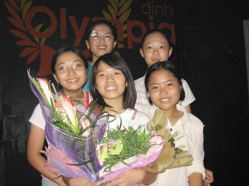 Các bạn chúc mừng chức vô địch của Hà (giữa, hàng thứ nhất)