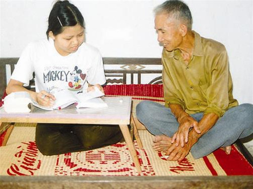 Trưởng họ Đặng Văn Thức đi động viên con cháu học tập