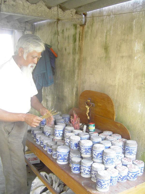 Bên những bát hương đựng thi hài thai nhi