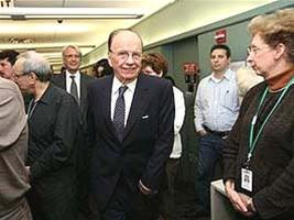 Rupert Murdoch đến buổi nói chuyện với nhân viên của Dow Jones - Ảnh: AP.