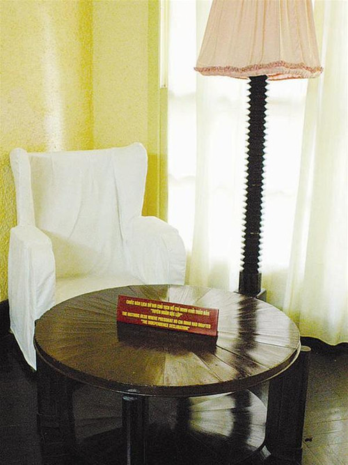 Bộ bàn - ghế ở trong ngôi nhà 48 Hàng Ngang. Tại đây Bác Hồ đã viết bản Tuyên ngôn độc lập