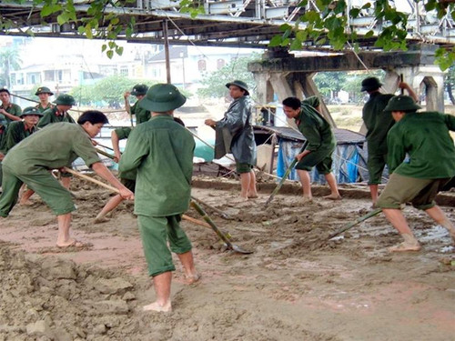 Dọn lũ tại đường Bạch Đằng, TP Huế