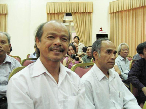 Nhà thơ Inrasara và nhà phê bình Nguyễn Văn Dân tại hội nghị