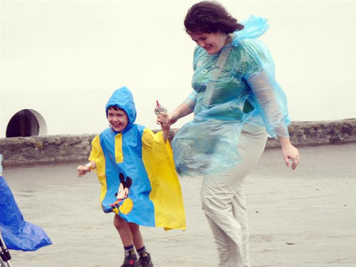 Dù trời mưa nhưng các vị khách quốc tế vui mừng khi đặt chân đến Đà Nẵng Dù trời mưa nhưng các vị khách quốc tế vui mừng khi đặt chân đến Đà Nẵng