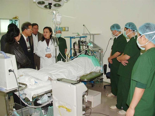 Bác sỹ Vũ Thị Hòa (mặc áo trắng) đang thuyết trình công nghệ súc rửa phổi bụi silic với các nhà khoa học Bác sỹ Vũ Thị Hòa (mặc áo trắng) đang thuyết trình công nghệ súc rửa phổi bụi silic với các nhà khoa học