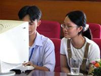 Nguyễn Thị Kim Ngân (Phải)