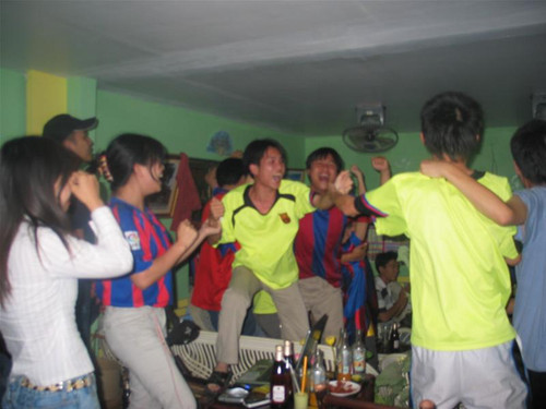 Các cổ động viên của Barca nhảy cẩng lên khi đội nhà giành chiến thắng