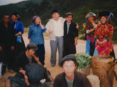 Vương lão đồng chí (áo trắng) với thanh niên tại Mông Đồng Văn năm 2000 Ảnh: Xuân Ba