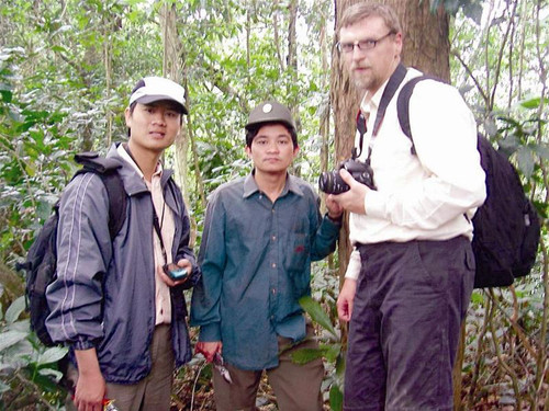 Hoàng Văn Sâm (ngoài cùng bên trái) trong một chuyến nghiên cứu rừng Hoàng Văn Sâm (ngoài cùng bên trái) trong một chuyến nghiên cứu rừng