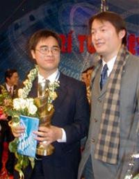 Triệu Trần Đức nhận giải Nhất cuộc thi Trí tuệ Việt Nam 2004 Triệu Trần Đức nhận giải Nhất cuộc thi Trí tuệ Việt Nam 2004