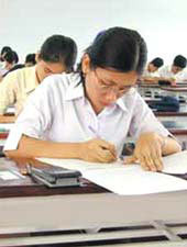 Thí sinh làm bài thi. Ảnh: Nhân Dân