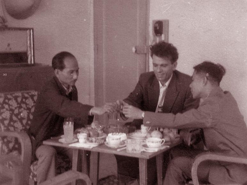 Nguyễn Tuân (trái) và Nguyễn Huy Tưởng (phải) tiếp khách quốc tế Nguyễn Tuân (trái) và Nguyễn Huy Tưởng (phải) tiếp khách quốc tế