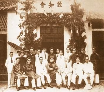 Hội Trí Tri Bắc Kỳ - Hội trưởng Phạm Quỳnh, thứ 4 (hàng thứ nhất, từ trái sang)