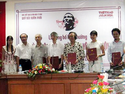 Các tác giả nhận tặng thưởng "Bùi Xuân Phái - Vì tình yêu Hà Nội" đầu tiên ngày 31/8/2008. Ảnh: H.T