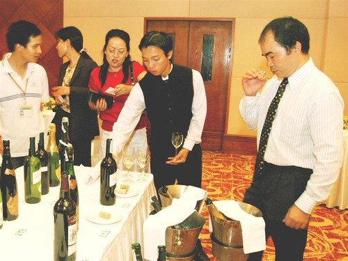 Tô Việt (ngoài cùng bên phải) đang thử nếm rượu vang