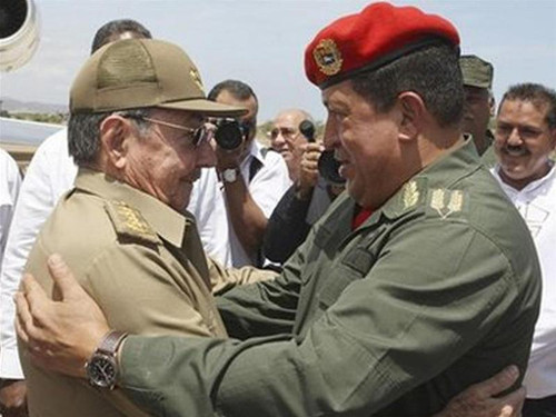 Chủ tịch Raul Castro (trái) cùng Tổng thống Venezuela Hugo Charvez tại hội nghị thượng đỉnh các nhà lãnh đạo cánh tả châu Mỹ tổ chức tại Venezuela Ảnh: AP