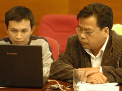 Ông Ngô Đức Hòa (phải)