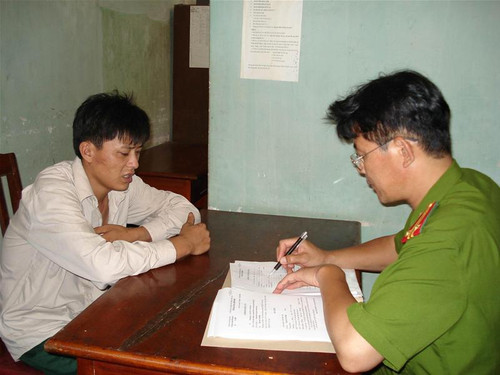 Đối tượng Nguyễn Văn Bình tại cơ quan CA Đối tượng Nguyễn Văn Bình tại cơ quan CA