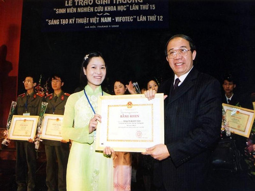 Thứ trưởng Bộ GD-ĐT Trần Văn Nhung trao thưởng cho sinh viên đoạt giải nhất VIFOTEC- 2004. Ảnh: Bích Ngọc