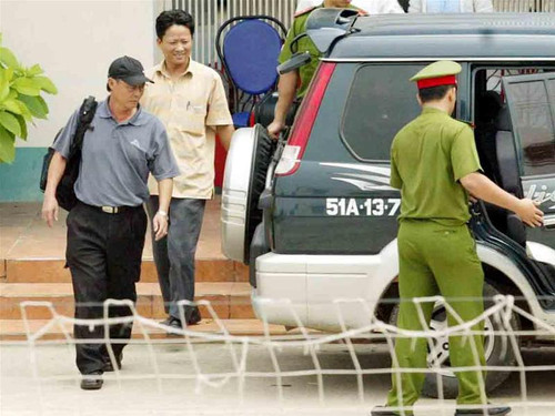 HLV Nguyễn Thành Vinh rời trụ sở ĐA.TP cùng các điều tra viên. Ảnh: Quốc An