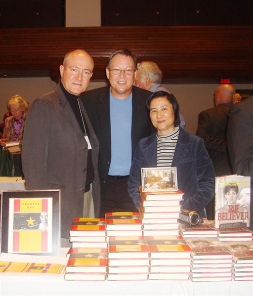 Tác giả cuốn sách “Điệp viên hoàn hảo”, Larry Berman (bìa trái), nhà biên kịch Daniel Blake Smith (giữa) và tác giả (bìa phải) tại Hội chợ sách năm 2007 do Câu lạc bộ Báo chí quốc gia Mỹ tổ chức đêm 1/11/2007 tại thủ đô Washington DC. Ảnh: Hà Lê Tác giả cuốn sách “Điệp viên hoàn hảo”, Larry Berman (bìa trái), nhà biên kịch Daniel Blake Smith (giữa) và tác giả (bìa phải) tại Hội chợ sách năm 2007 do Câu lạc bộ Báo chí quốc gia Mỹ tổ chức đêm 1/11/2007 tại thủ đô Washington DC. Ảnh: Hà Lê