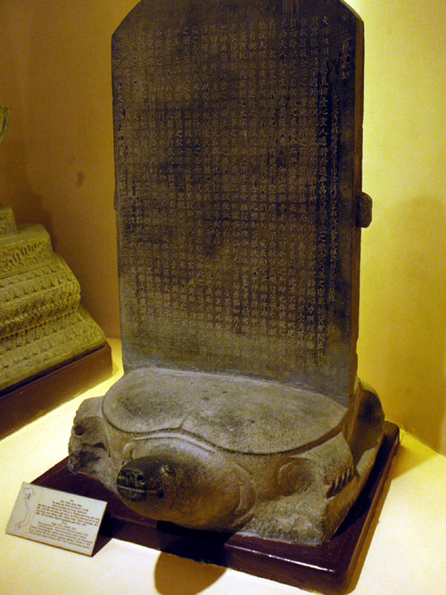 Bia chùa Linh Xứng ghi công lao của Lý Thường Kiệt được trưng bày trang trọng tại Bảo tàng Lịch sử Việt Nam. Ảnh: Phạm Yên