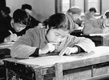 Một nữ công nhân tham gia kỳ thi đại học tháng 12-1977. (ảnh: Tân Hoa xã). Một nữ công nhân tham gia kỳ thi đại học tháng 12-1977. (ảnh: Tân Hoa xã).