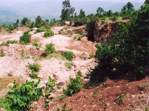 Những hầm hố do khai thác diatomite trái phép có nguy cơ đổ sập vào mùa mưa Những hầm hố do khai thác diatomite trái phép có nguy cơ đổ sập vào mùa mưa