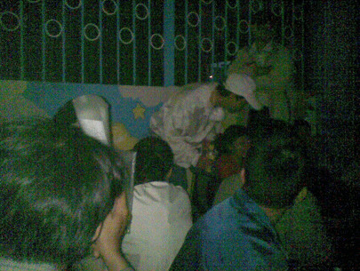 3g, đông đảo phụ huynh ngồi trước cổng trường. Ảnh: Tuổi Trẻ 3g, đông đảo phụ huynh ngồi trước cổng trường. Ảnh: Tuổi Trẻ