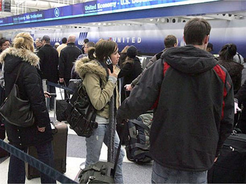 Hành khách chờ đi châu Âu tại sân bay ở Hare, Chicago (Mỹ)