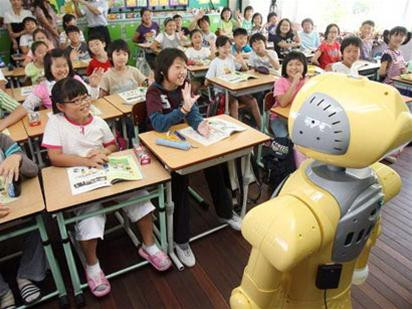 Học sinh Hàn Quốc học tiếng anh cùng robot.