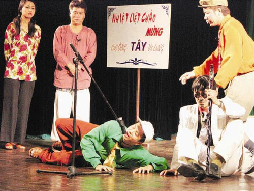 Cảnh trong chùm hài kịch “Internet về làng” Cảnh trong chùm hài kịch “Internet về làng”