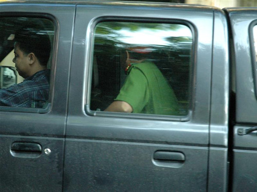 17 giờ 45 Dương Bích Thủy bị đưa ra xe áp giải về cơ quan điều tra. Ảnh: Hồng Vĩnh