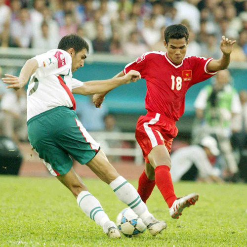 Thanh Bình trong một pha tranh chấp với hậu vệ U23 Bulgaria. Ảnh: Quốc An