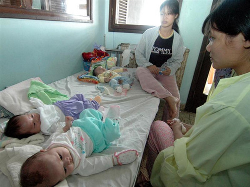 Dù chưa có dịch lớn nhưng phần lớn bệnh viện đã quá tải (ảnh chụp tại Bệnh viện Nhi T.Ư). Ảnh: Hồng Vĩnh