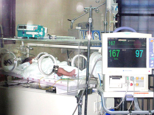 Một bệnh nhi bị viêm phổi cấp đang điều trị tại khoa Hồi sức cấp cứu Viện nhi T.Ư. Ảnh: Thái Hà