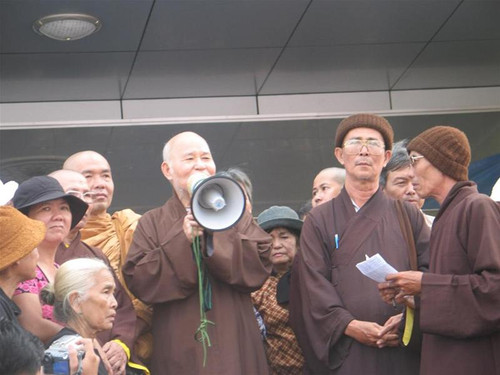 Thích Quảng Độ dùng loa kích động người khiếu kiện tại TP HCM