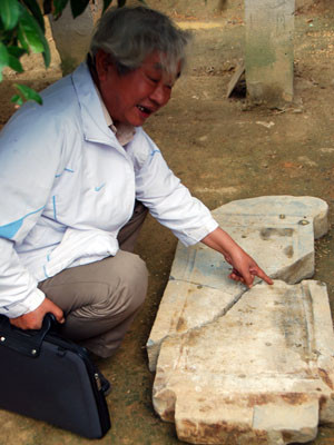 Nhà nghiên cứu Lê Xuân Kỳ trước tấm bia lập năm 1840