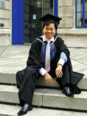 Nguyễn Chí Hiếu trong ngày tốt nghiệp thủ khoa trường Khoa học chính trị và kinh tế London. Ảnh: SGTT.