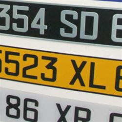 Phải trả tới 505.000 Euro để có chữ F1 xuất hiện trên các biển số xe như thế này (Krone).