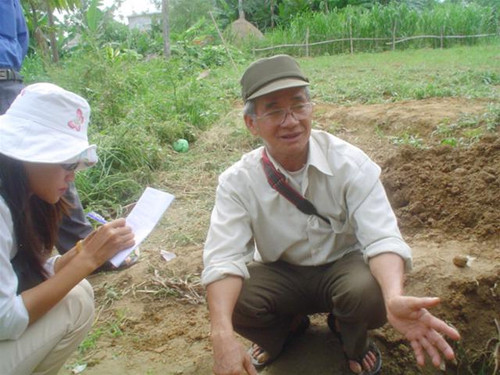 Ông Đặng Xuân Ba bên cái hố tìm thấy hài cốt nhà văn Ông Đặng Xuân Ba bên cái hố tìm thấy hài cốt nhà văn