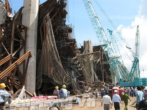 Những hình ảnh đầu tiên về vụ sập cầu đã được đăng trên Tiền phong Online