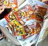 Gói gia vị lẩu không rõ nguồn gốc. Ảnh : CAND