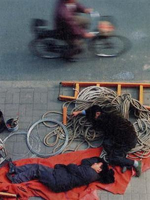 Nông dân lên Bắc Kinh tìm việc phải ngủ trên hè phố