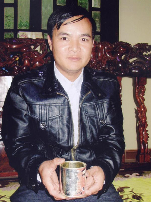 Nguyễn Mạnh Hùng và hộp cao dán