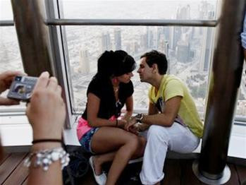 Đôi trai gái này cũng bị tù giam vì hôn nhau nơi công cộng - Ảnh: AP