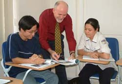 Một lớp học tiếng Anh do người nước ngoài giảng dạy. Ảnh minh họa: SGGP